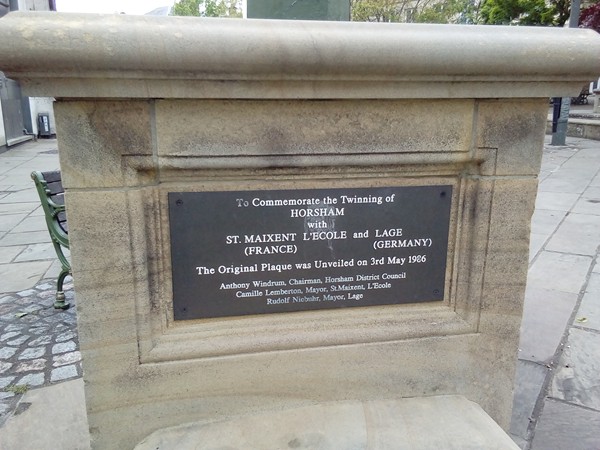 Plaque marking Horshams Twinning